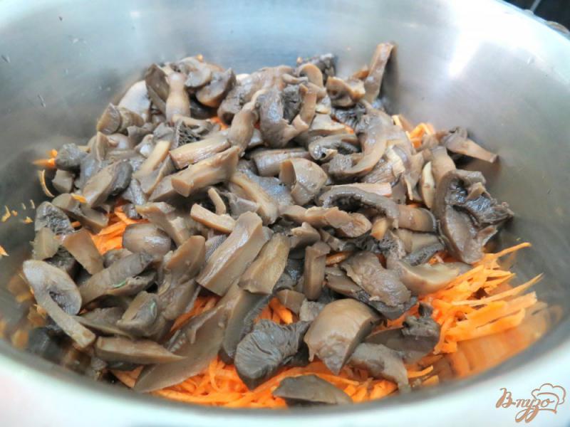 Фото приготовление рецепта: Салат со спаржевой фасолью и грибами шаг №4