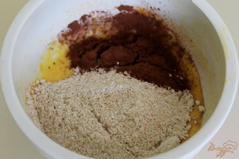 Фото приготовление рецепта: Овсяное печенье с какао и орехами шаг №4