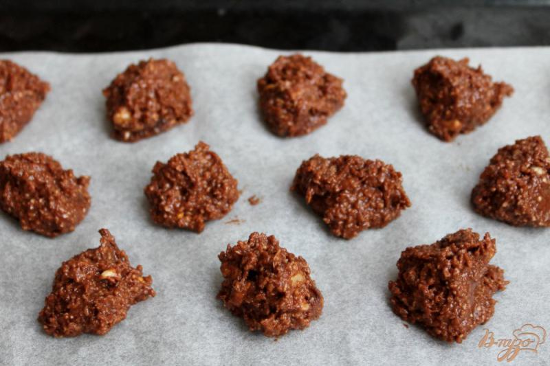Фото приготовление рецепта: Овсяное печенье с какао и орехами шаг №6