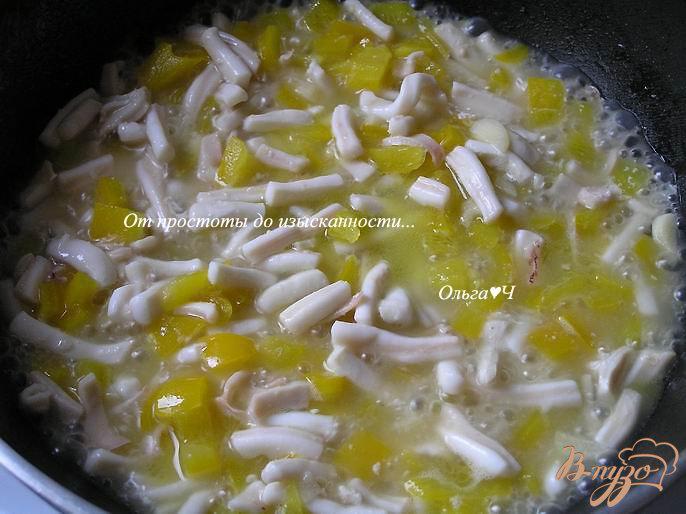 Фото приготовление рецепта: Рис мелосо с кальмарами шаг №2