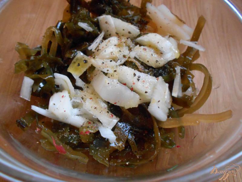 Фото приготовление рецепта: Салат из кальмара с яйцом и морской капустой шаг №4