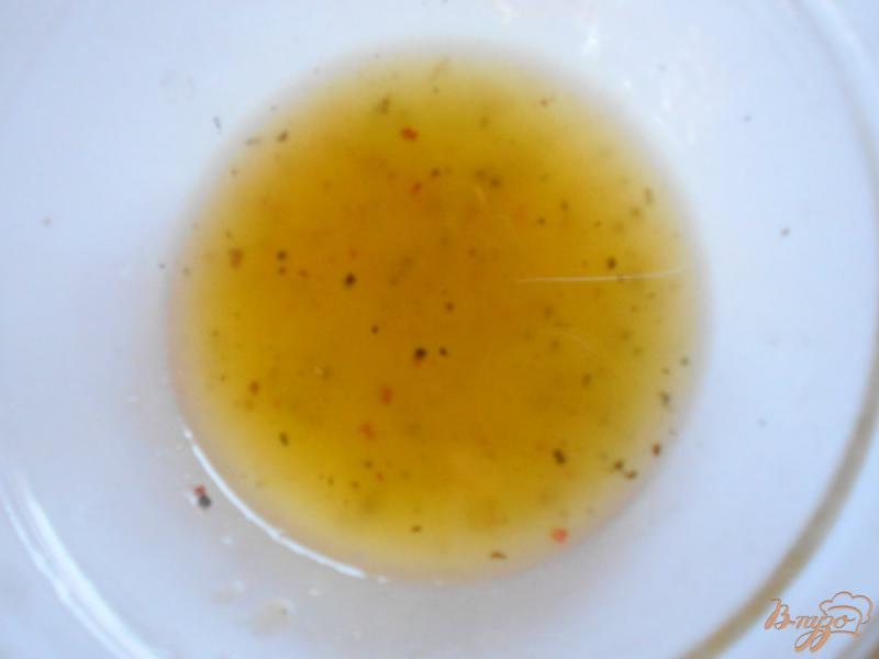 Фото приготовление рецепта: Салат из кальмара с яйцом и морской капустой шаг №5
