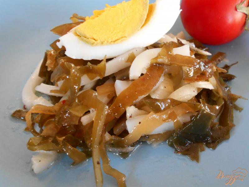 Фото приготовление рецепта: Салат из кальмара с яйцом и морской капустой шаг №6