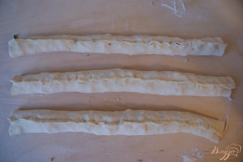 Фото приготовление рецепта: Рыбный пирог «Улитка» с кунжутом шаг №9