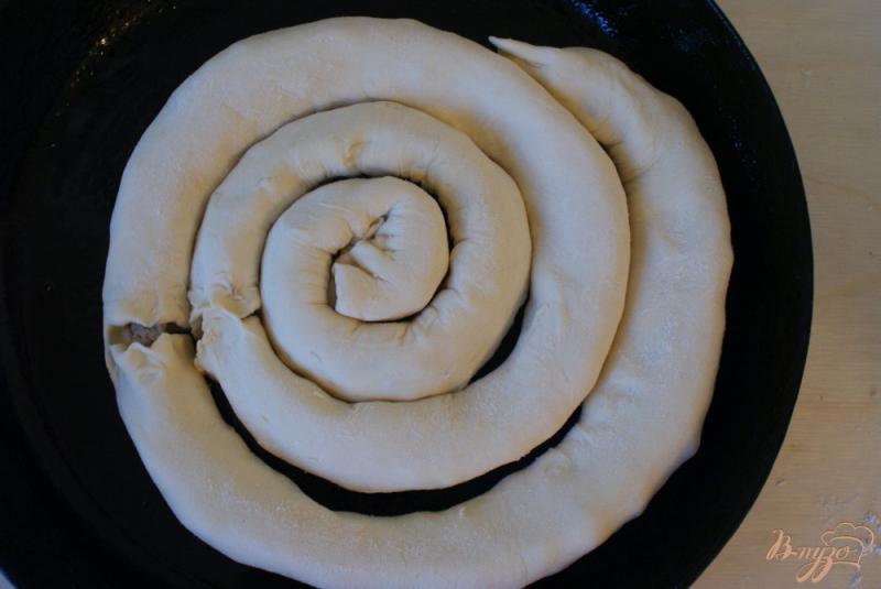 Фото приготовление рецепта: Рыбный пирог «Улитка» с кунжутом шаг №10