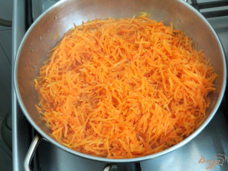 Фото приготовление рецепта: Горошек  с морковью  в молочно сметанном соусе шаг №3