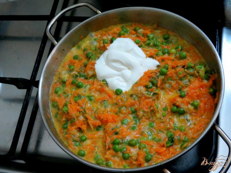 Фото приготовление рецепта: Горошек  с морковью  в молочно сметанном соусе шаг №6