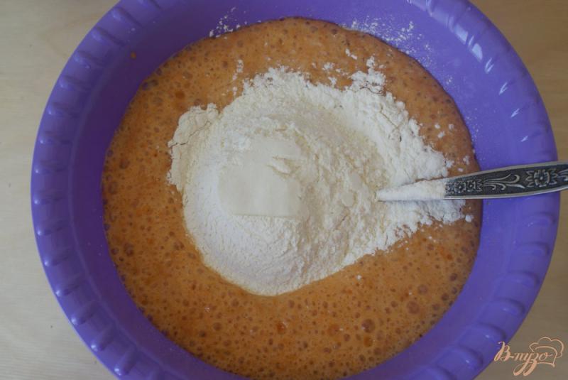 Фото приготовление рецепта: Абрикосовый пирог с лесными орешками шаг №4