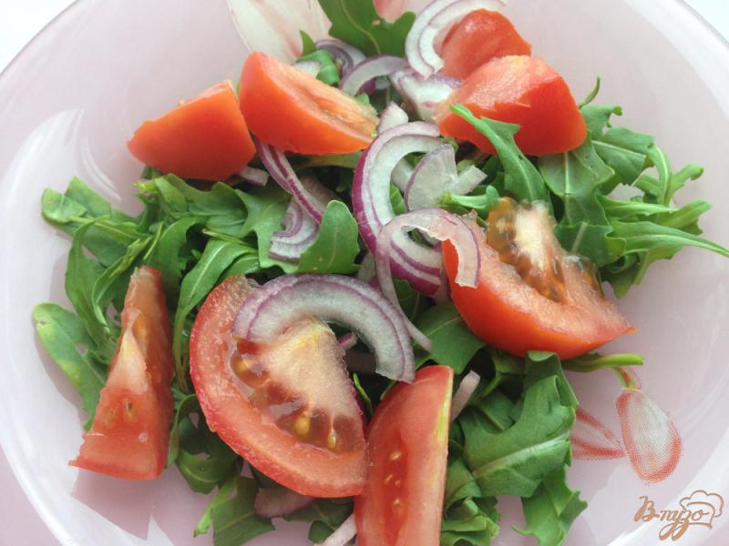 Фото приготовление рецепта: Салат с рукколой и сыром фета шаг №5