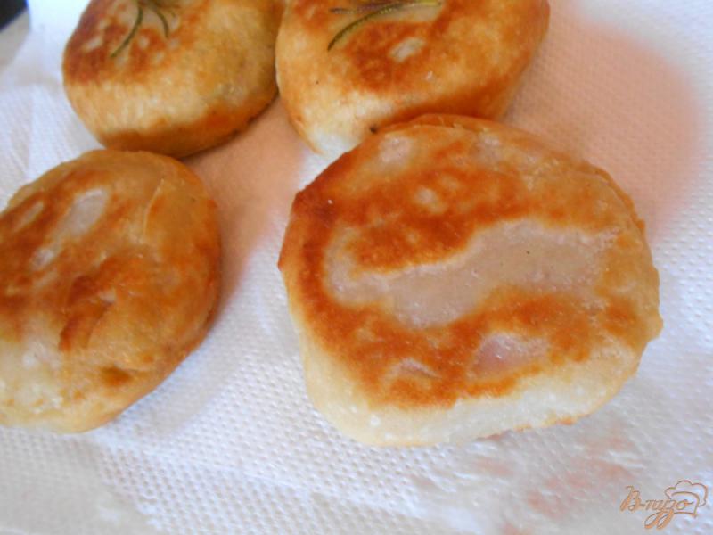Фото приготовление рецепта: Закусочные пирожки с помидором, перцем и сыром шаг №10