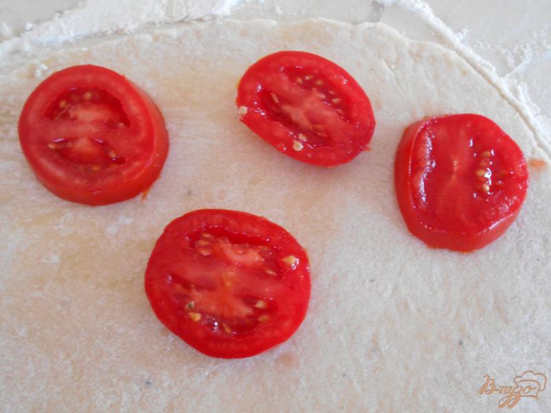 Фото приготовление рецепта: Закусочные пирожки с помидором, перцем и сыром шаг №5