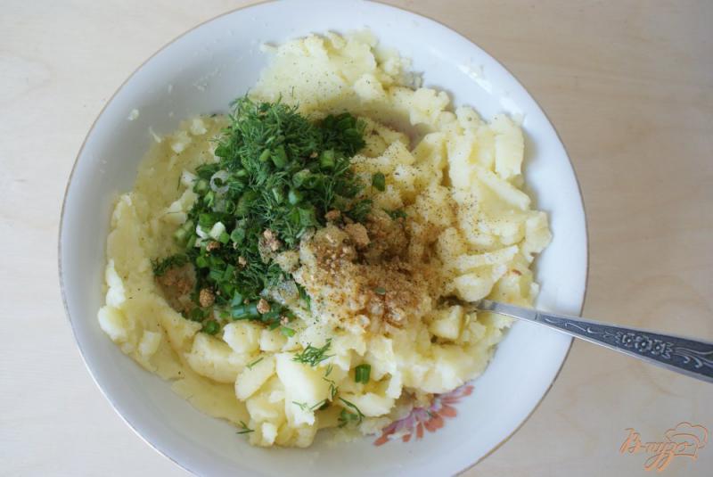 Фото приготовление рецепта: Вареники с картофелем и зеленью шаг №8