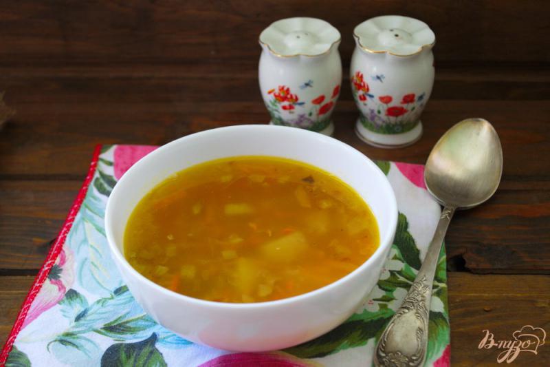 Фото приготовление рецепта: Легкий рыбно-картофельный суп с консервами шаг №8