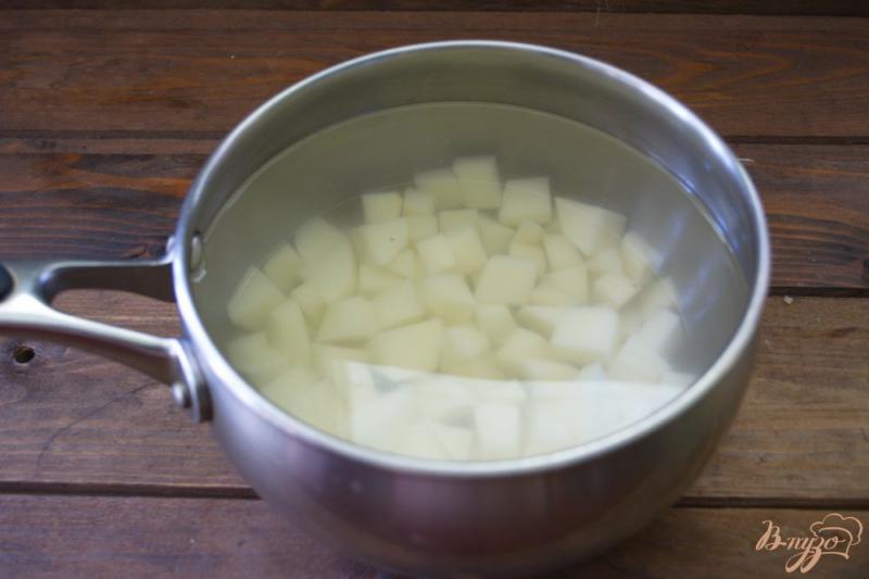 Фото приготовление рецепта: Легкий рыбно-картофельный суп с консервами шаг №2
