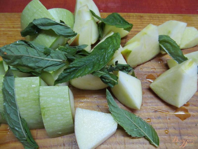 Фото приготовление рецепта: Смузи из яблока и кабачка шаг №2