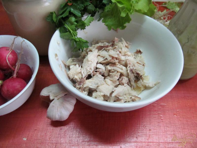 Фото приготовление рецепта: Салат из редиса и курицы шаг №1