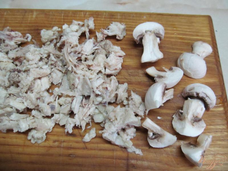 Фото приготовление рецепта: Салат из редиса и курицы шаг №4