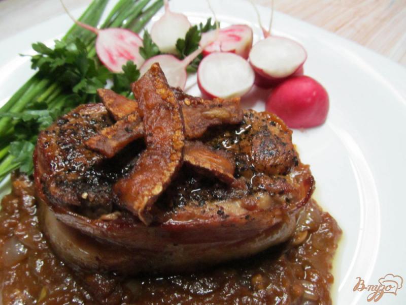 Фото приготовление рецепта: Свиной стейк в беконе шаг №11