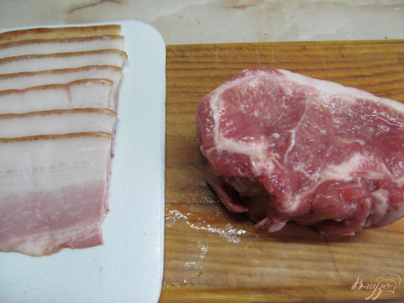 Фото приготовление рецепта: Свиной стейк в беконе шаг №1
