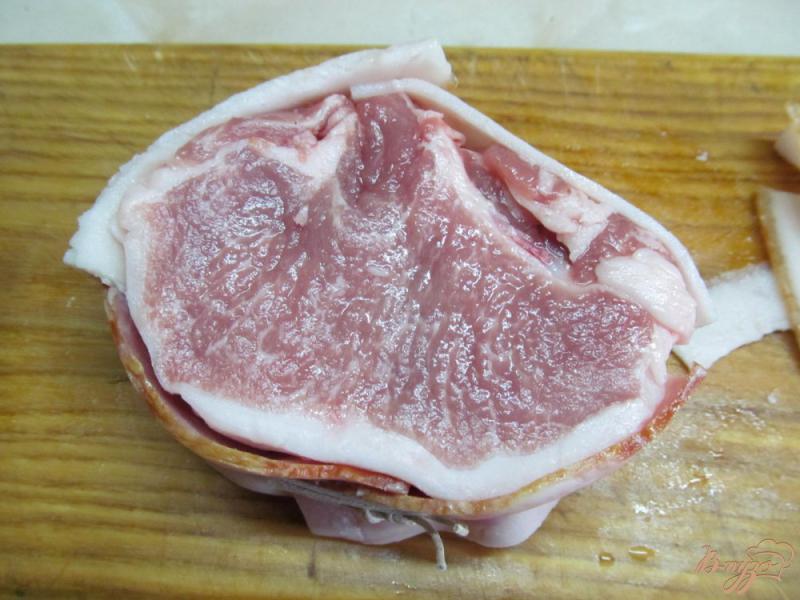 Фото приготовление рецепта: Свиной стейк в беконе шаг №2