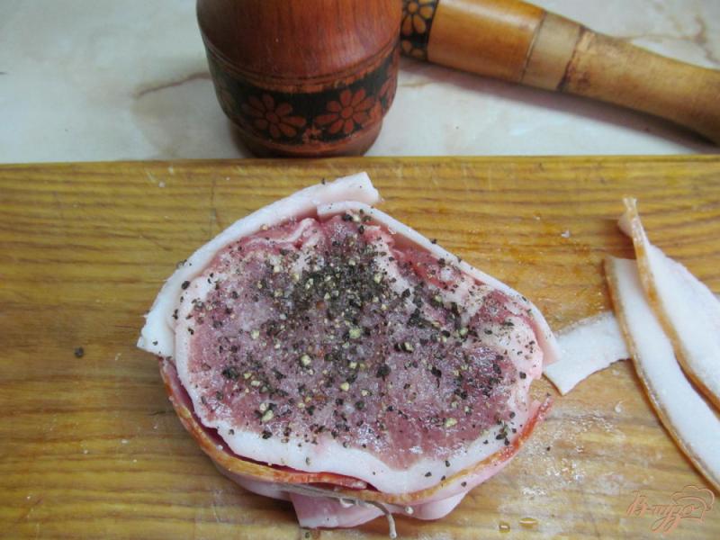 Фото приготовление рецепта: Свиной стейк в беконе шаг №3