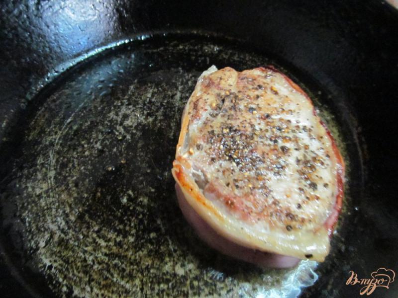 Фото приготовление рецепта: Свиной стейк в беконе шаг №4
