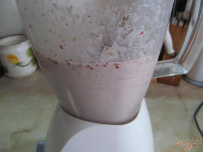 Фото приготовление рецепта: Смузи из замороженной груши и вишни шаг №3