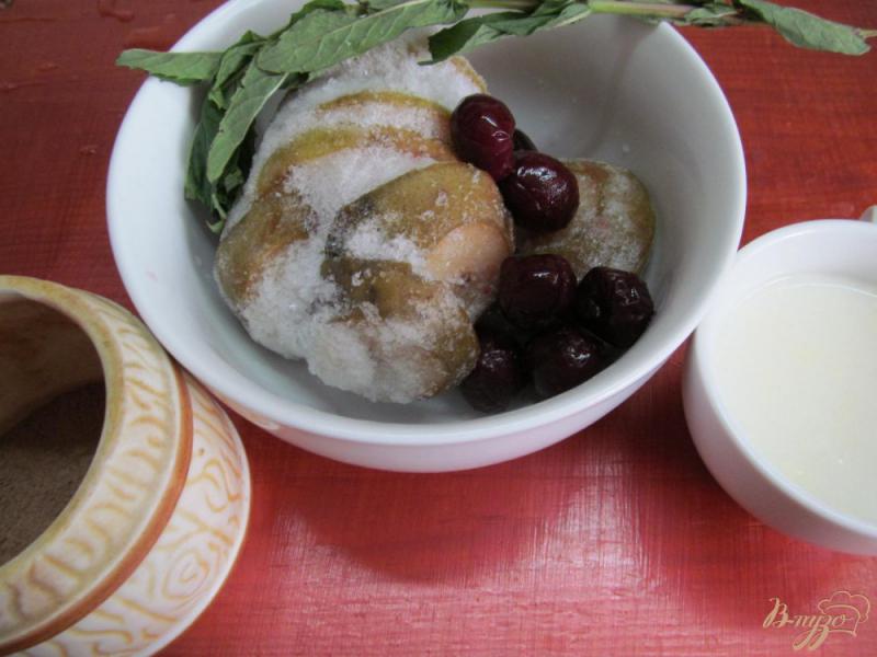 Фото приготовление рецепта: Смузи из замороженной груши и вишни шаг №1