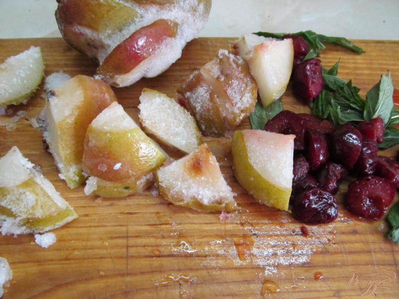 Фото приготовление рецепта: Смузи из замороженной груши и вишни шаг №2