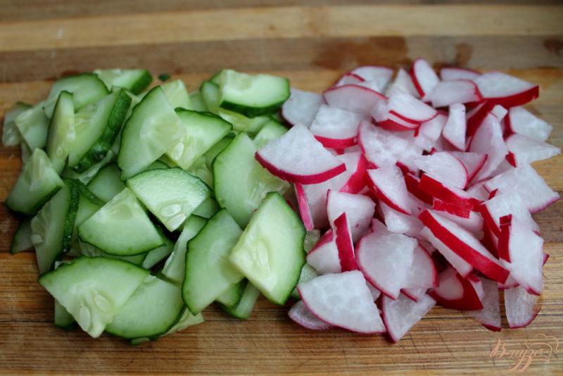 Фото приготовление рецепта: Салат с редисом огурцом и брынзой шаг №1