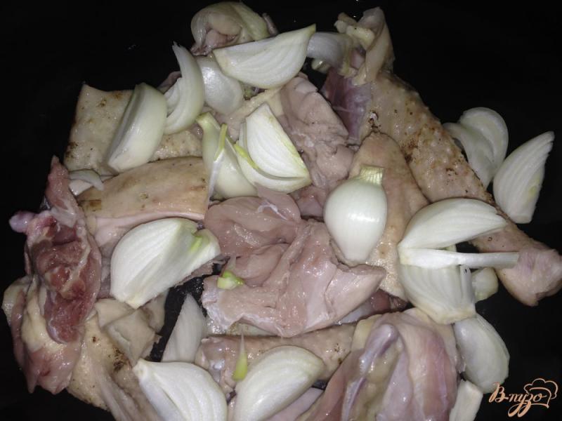 Фото приготовление рецепта: Домашняя курица с вялеными помодорами и вялеными маслинами в мультиварке шаг №4