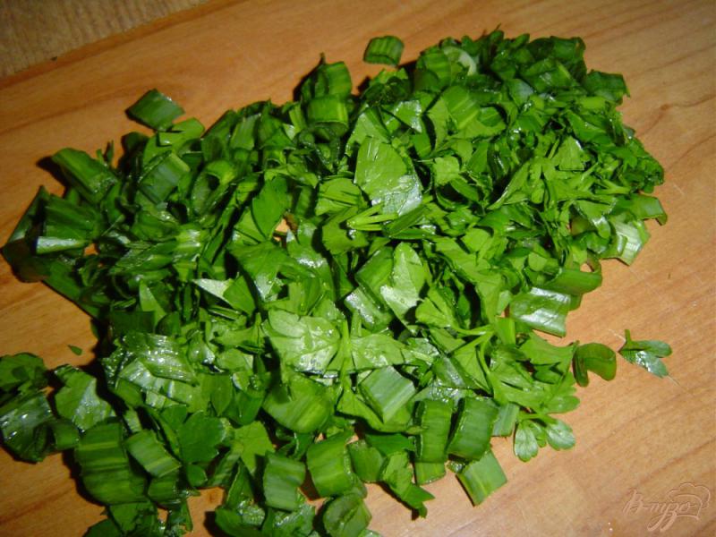 Фото приготовление рецепта: Весенний салат из редиса, огурца и зелени шаг №3