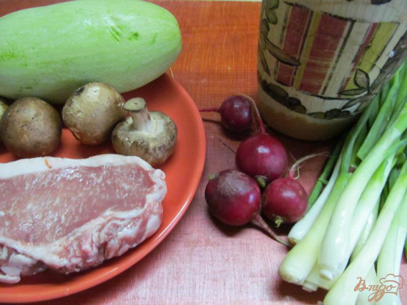 Фото приготовление рецепта: Свиной стейк с овощами в пергаменте шаг №1
