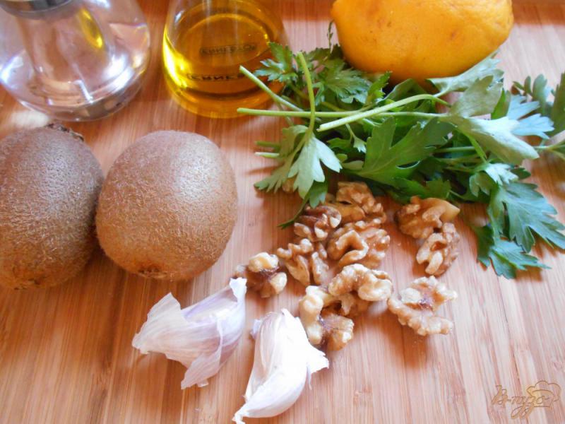 Фото приготовление рецепта: Салат с киви и орехами шаг №1