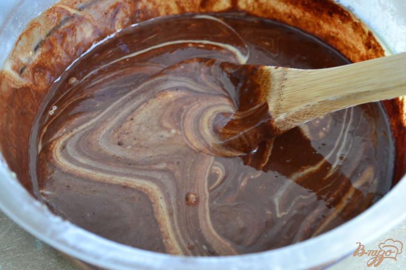 Фото приготовление рецепта: Шоколадный пирог с черносливом шаг №4