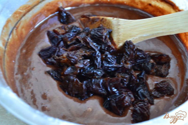 Фото приготовление рецепта: Шоколадный пирог с черносливом шаг №6