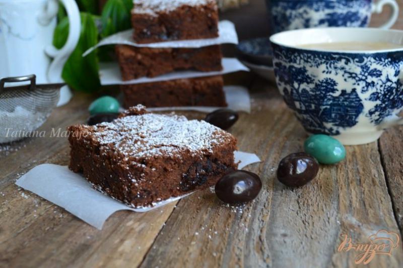 Фото приготовление рецепта: Шоколадный пирог с черносливом шаг №9
