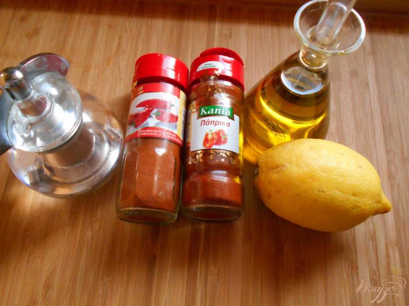 Фото приготовление рецепта: Салат с кальмарами и картофельными чипсами шаг №2