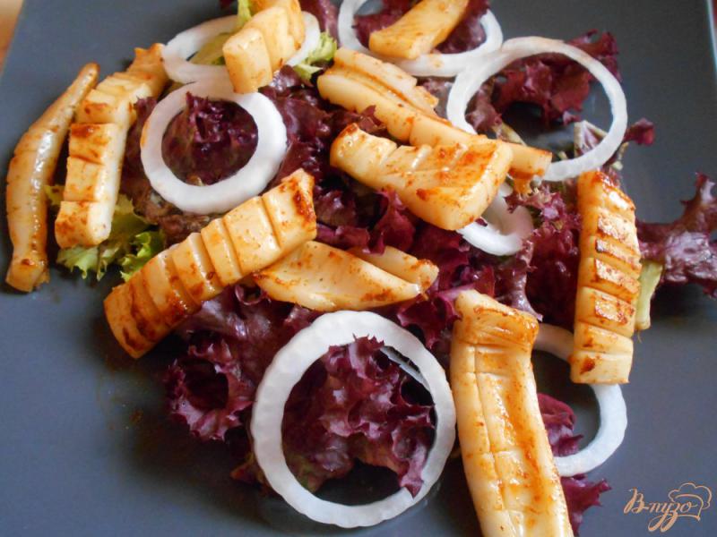 Фото приготовление рецепта: Салат с кальмарами и картофельными чипсами шаг №6