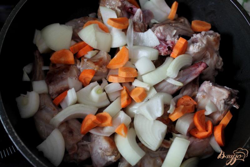 Фото приготовление рецепта: Кролик с овощами и яблоком шаг №2