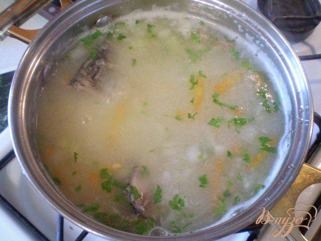 Фото приготовление рецепта: Суп с голов рыбных с манкой шаг №8