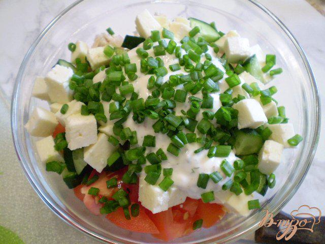 Фото приготовление рецепта: Мясной салат со свежими овощами и сыром шаг №7