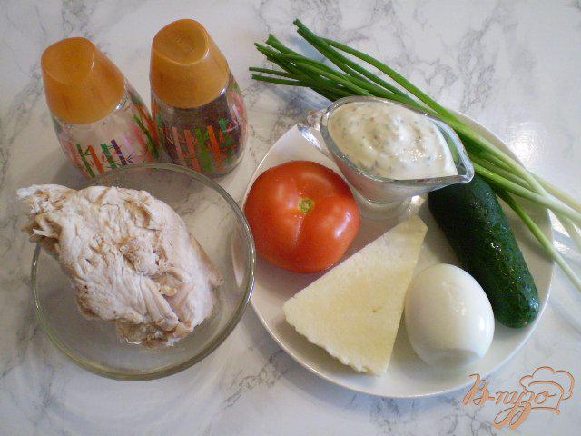Фото приготовление рецепта: Мясной салат со свежими овощами и сыром шаг №1