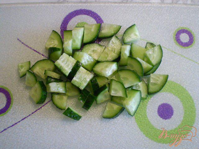 Фото приготовление рецепта: Мясной салат со свежими овощами и сыром шаг №5