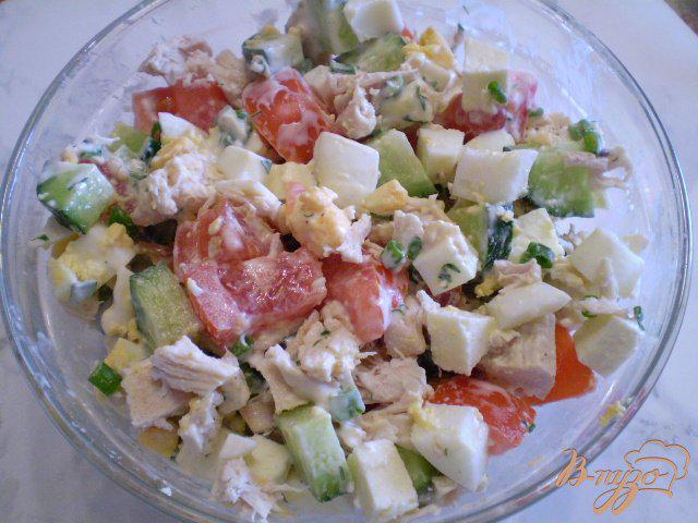 Фото приготовление рецепта: Мясной салат со свежими овощами и сыром шаг №8