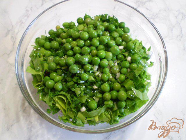 Фото приготовление рецепта: Салат из редиса, шпината и зеленого горошка шаг №8