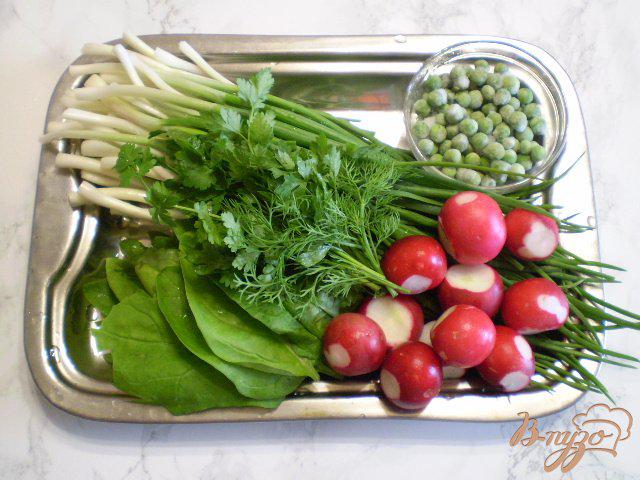 Фото приготовление рецепта: Салат из редиса, шпината и зеленого горошка шаг №1