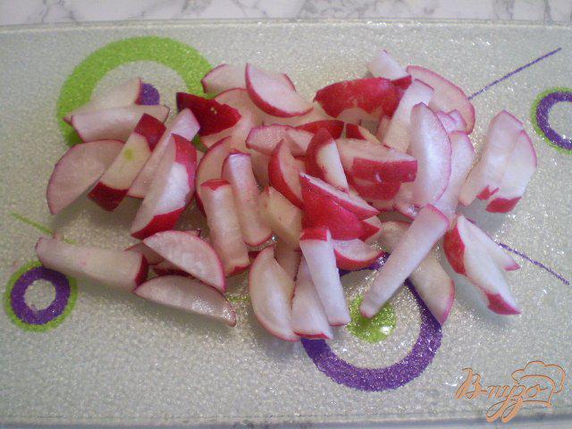 Фото приготовление рецепта: Салат из редиса, шпината и зеленого горошка шаг №2