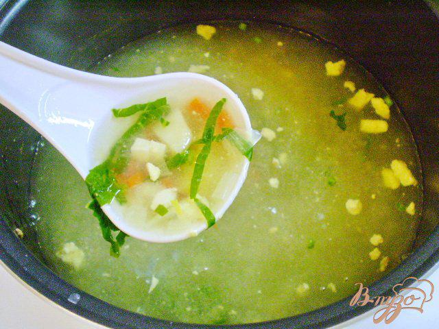 Фото приготовление рецепта: Диетический суп со шпинатом и яйцом в мультиварке шаг №9
