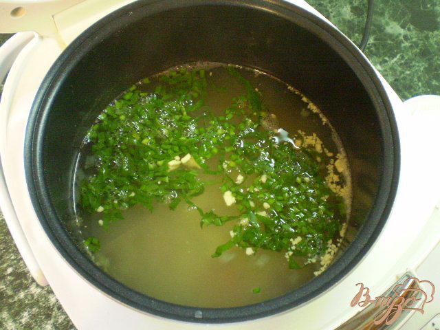 Фото приготовление рецепта: Диетический суп со шпинатом и яйцом в мультиварке шаг №8